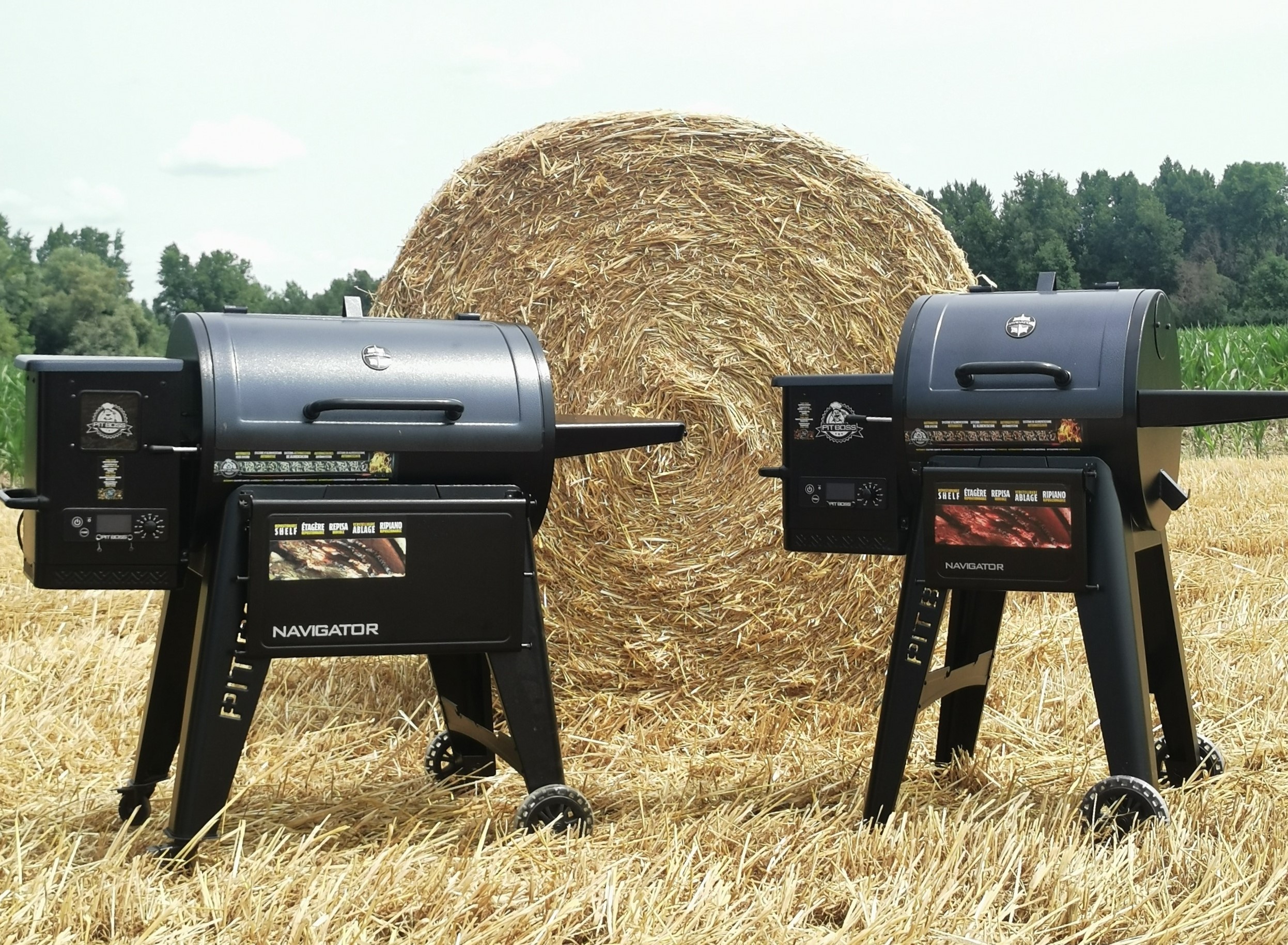 Barbecues à pellets PB 850 à gauche et PB550 à droite