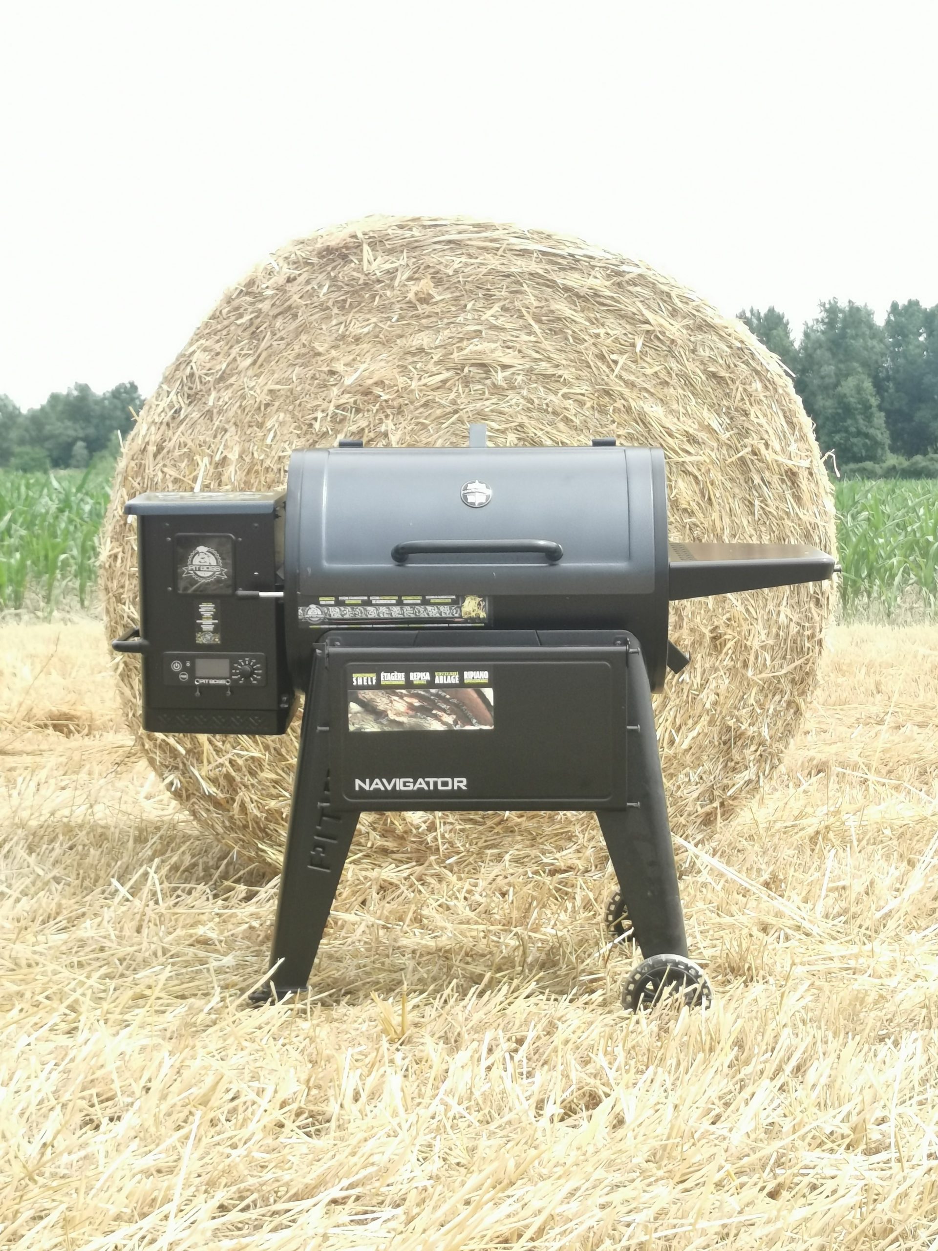 Barbecue à pellets PB850 avec balot de paille